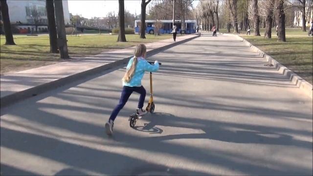 Мне купили новый САМОКАТ подарили ЗОЛОТОЙ самокат Катаюсь в будни в городе Ем мороженое в парке смотреть онлайн