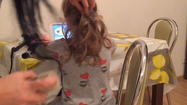 Делаем Владке прическу!)Объёмные локоны.Легкие кудряшки!Прическа для малышки) смотреть онлайн