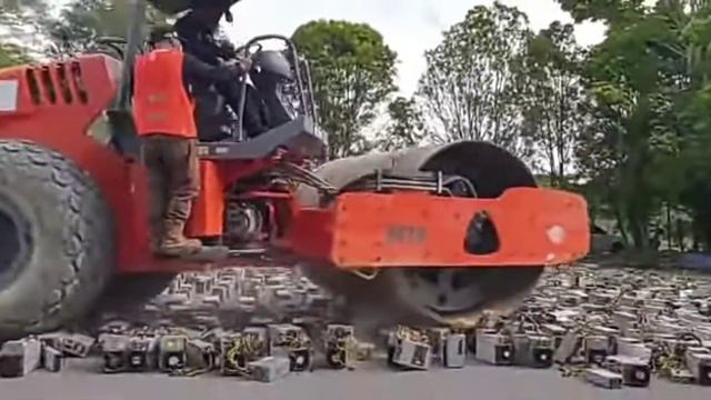 Полиция Малайзии раздавила катком Asic для майнинга на сумму более чем 1 млн. долларов. смотреть онлайн