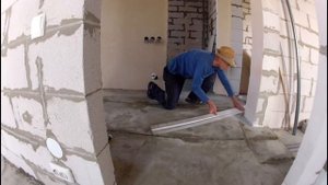 Цементная СТЯЖКА ПОЛА второго этажа Вытягиваю МАЯКИ и ЗАТИРАЮ