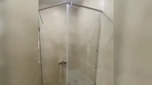 Душевое ограждение с распашной дверью. Форма душевой - трапеция
