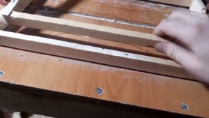 Натягивание проволоки на гнездовую рамку дадан.