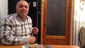 Мужик у всех просит сигареты. Анекдот смешной!