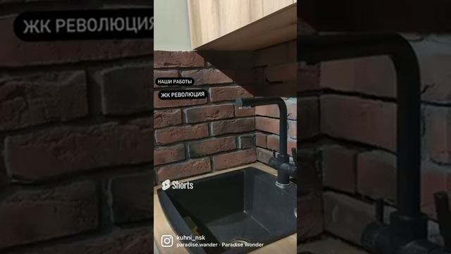 Кухня на заказ.Популярное сочетание белых и деревянных фасадов. Два уровня шкафов, без ручек.