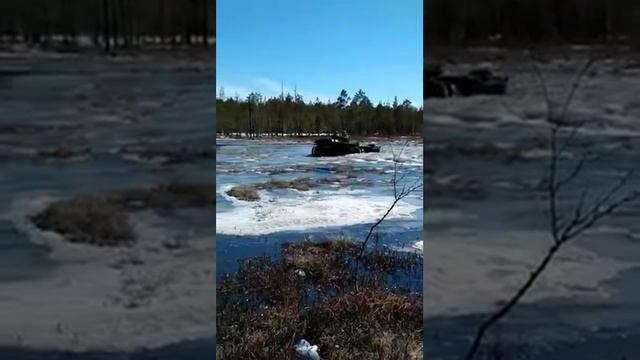 Вездеход Охотец по весеннему болоту в Архангельске