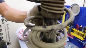 Замена амортизаторов в Nissan Note