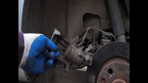 Вдавливание поршня суппорта для замены колодок