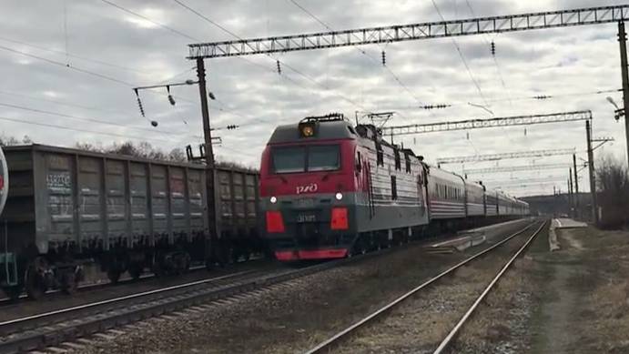 Электровоз ЭП1М №783 с поездом №047М Самара - Санкт-Петербург пролетает ст. Зимёнки