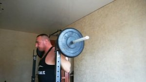 Качаем плечи штангой