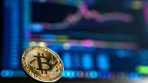 Где покупать и продавать криптовалюту. Как купить первый биткоин.