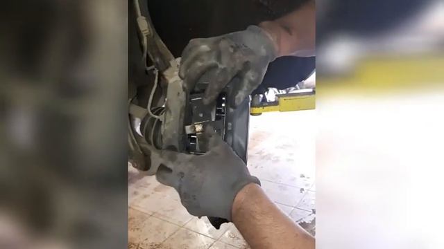 Замена тормозных дисков и колодок Volkswagen Touareg Ремонт автомобилей смотреть онлайн