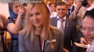 Наталья Поклонская целует руки  Маше Гогенцоллерн