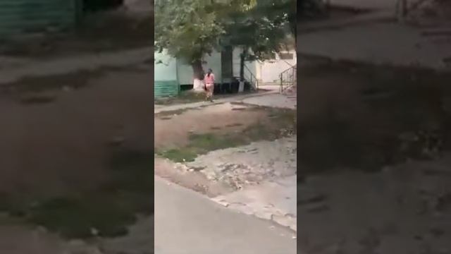 По улицам Тольятти гуляет девушка в стрингах