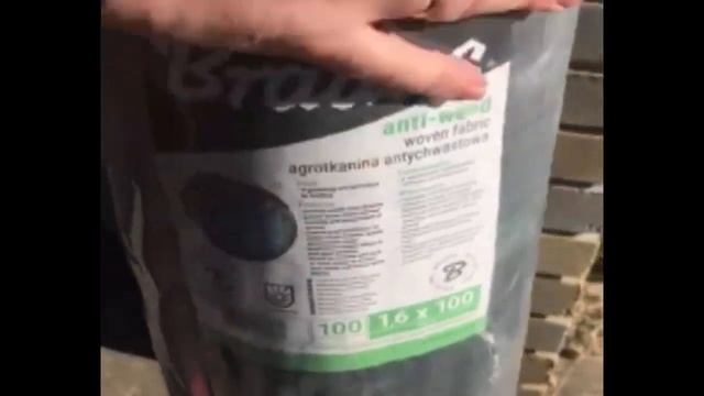 Борьба с сорняками на грядках при помощи агроткани.