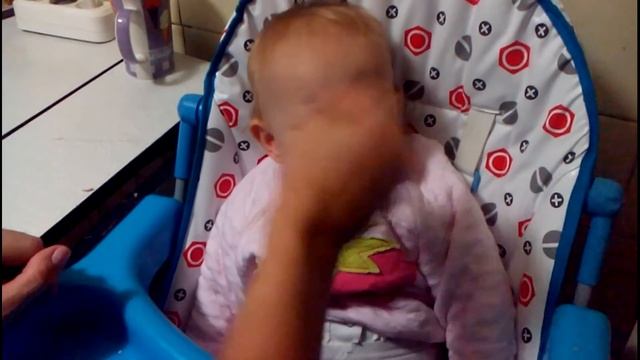 Сонный ужин. Ребенок кушает во сне смотреть онлайн