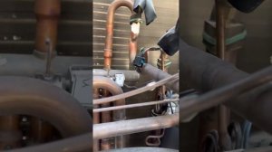 Кондиционер AERMEC- отключается каждые 15 минут ошибка низкое давление