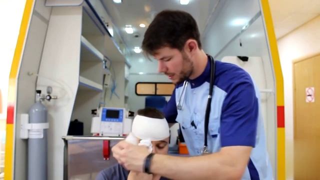 Наложение повязки на два глаза смотреть онлайн