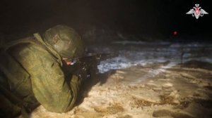 Мобилизованные военнослужащие отрабатывают навыки ночной стрельбы на полигоне в Самарской области