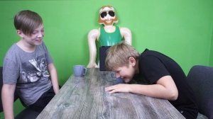 Не засмейся челлендж. Мокрые шутки TikTok. Попробуй не засмеяться с водой во рту.