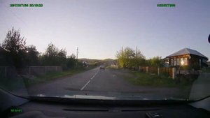 Неадекваты за рулем. Едет как хочет.