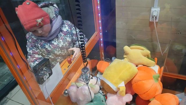 Играем в автомат ХВАТАЙКА|ВЫИГРАЛИ игрушку , которую было нелегко достать |