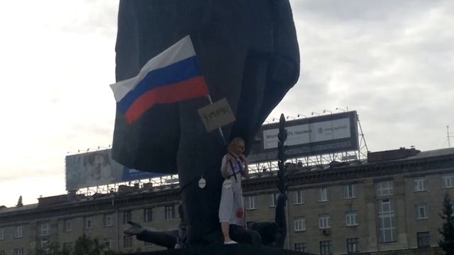 22 авгута 2017г Новосибирск девушка приковала себя цепями к памятнику Ленина смотреть онлайн