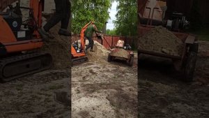 Работа миниэкскаватора совместно с самоходной тележкой ТС-350