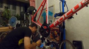 Сборка гоночного шоссейного велосипеда с нуля на карбоновых колесах с трубками