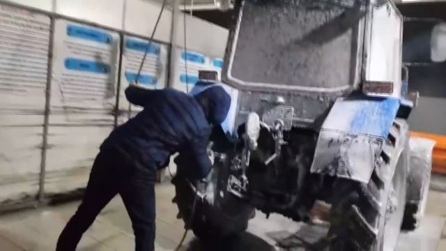 Девушка решила попробовать профессию Тракториста, Новый Трактор Мтз-82. Новогодний розыгрыш