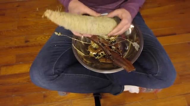 How to Peel & Cut Dried Luffa Gourds! смотреть онлайн