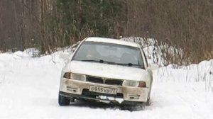 Мицубиси Лансер CM2A в лесу зимой