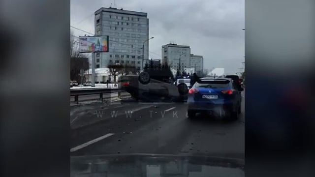 В Красноярске на Партизана Железняка перевернулась иномарка смотреть онлайн