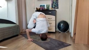 Урдхва кукутасана   поза "гордого петуха",  как выполнять