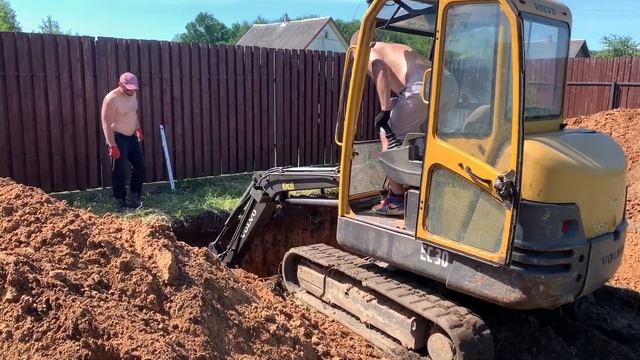 Смонтировали канализацию в хорошем грунте в очень хороший и солнечный денёк ?
