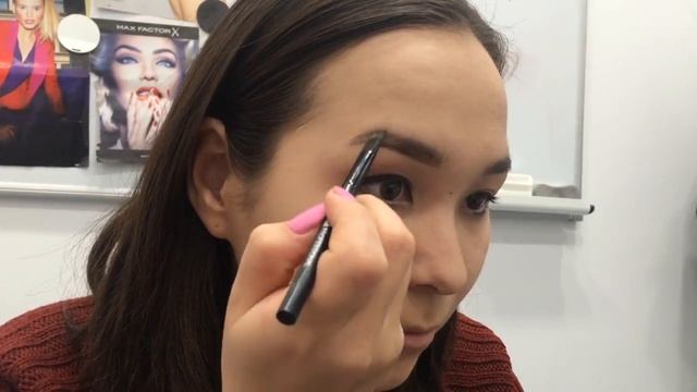 Видеоурок. Как сделать голливудско-классический макияж со стрелками смотреть онлайн