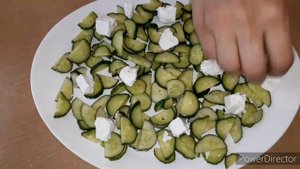 Салат с креветками,огурцами и помидорами.