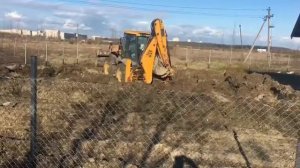 Завоз грунта - экскаватором-погрузчиком
