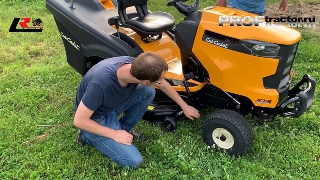 Обзор, тест-драйв, отзывы. Садовый трактор CubCadet XT2 QR106 косит траву на участке..mp4