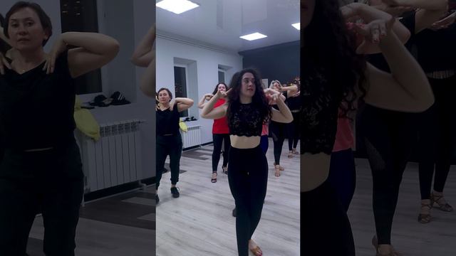 Выучили небольшую связку на мастер-классе по бачате от Наргиз. смотреть онлайн