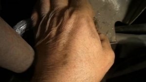 установка распорки нижних рычагов