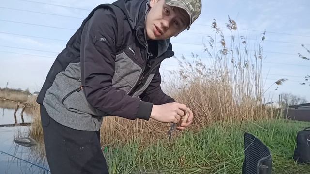 Весенняя рыбалка с поплавком на карася. Интересный вывод на что сейчас клюёт карась смотреть онлайн