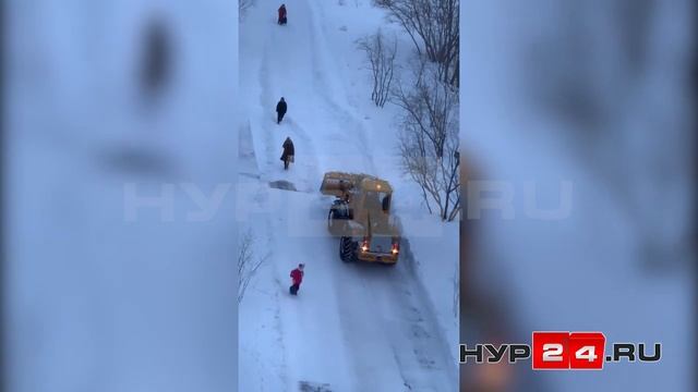 Возле школы в Надыме чистят снег смотреть онлайн