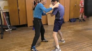 Защита подставками от боковых ударов в ближнем бою