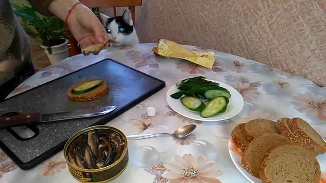 Бутерброды со шпротами