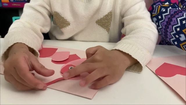 Легкая открытка на праздник День Святого Валентина. Открытка на 14 февраля гусеница из сердец