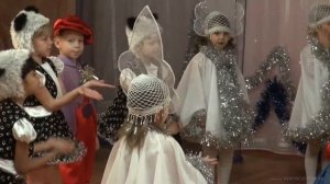 Новый год, Новый год - ёлка, шарики, хлопушки - дети поют у ёлки