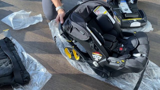 Первый раз кладем Дэвида в коляску Doona. Распаковка и обзор коляски Дуна смотреть онлайн