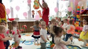 Танец с цветочками для мамы. (Ю. Селиверстова) Группа №1 "Лапушки" (2 года)