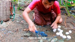 survival skills mother and son find eggs and fresh natural apples l china village food