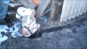 Дренажный колодец из покрышек в действии в половодье